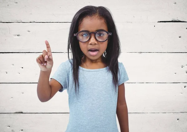 Menina com óculos contra painel de madeira branca — Fotografia de Stock