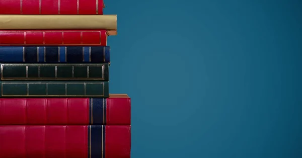 Bücherstapel vor blauem Hintergrund — Stockfoto