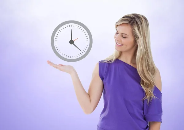 Donna con mano a palmo aperto sotto l'icona del tempo orologio — Foto Stock