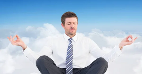 Uomo Meditare pacificamente tra le nuvole — Foto Stock