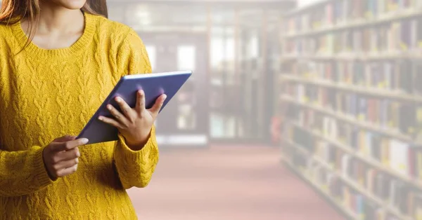 Mujer en tableta en la Biblioteca —  Fotos de Stock