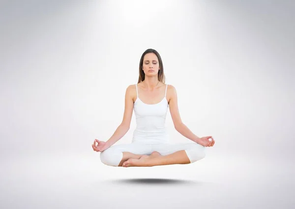 Mujer Meditando flotando sobre fondo gris — Foto de Stock