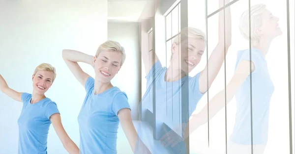 Mujer ejercitando yoga relajante por ventana — Foto de Stock