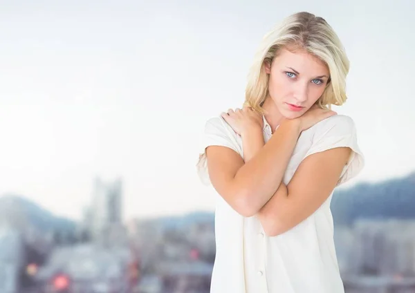 Solitario triste donna contro luminoso freddo città cielo — Foto Stock