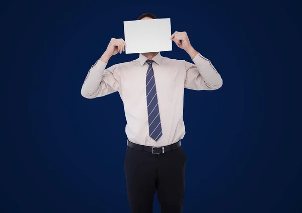 Affärsman som håller tomt kort över ansiktet mot marinblå bakgrund — Stockfoto