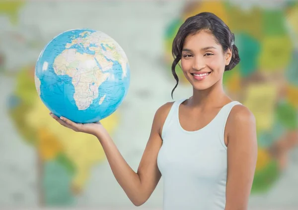 Žena s globe proti rozmazání mapa — Stock fotografie