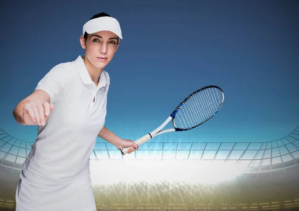 Giocatore di tennis nello stadio con luci brillanti e cielo blu — Foto Stock