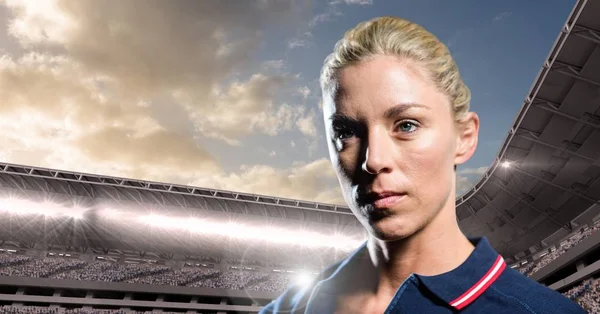 Mujer en polo en estadio con luces brillantes y cielo con nubes —  Fotos de Stock