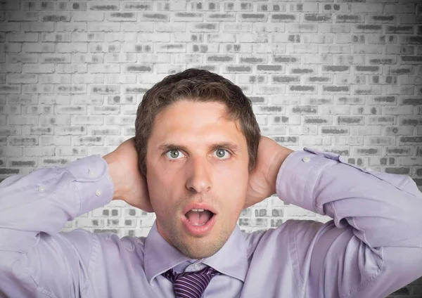 Man in lavendar shirt met de handen op het hoofd tegen de witte muur — Stockfoto