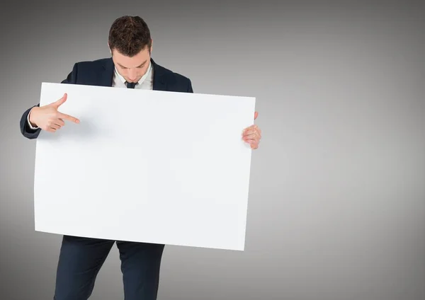 Homem de negócios com grande cartão em branco contra fundo cinza — Fotografia de Stock