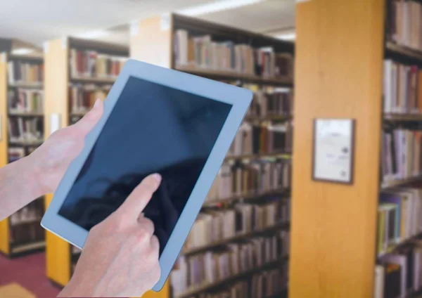 Femmes mains touchant tablette à la bibliothèque — Photo