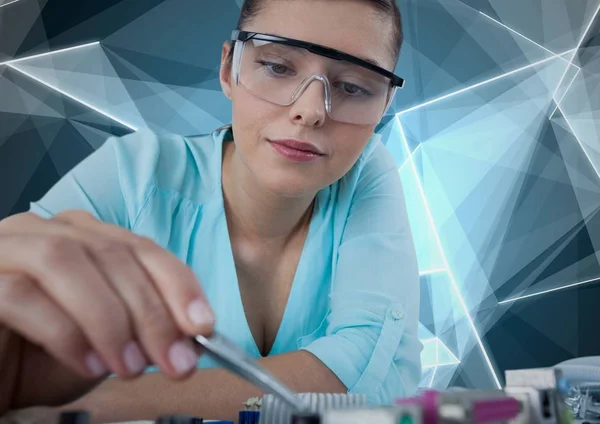 Mujer con electrónica sobre fondo geométrico azul — Foto de Stock