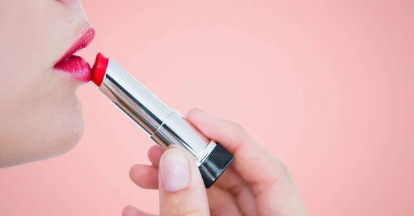 Close up van vrouw zetten lippenstift — Stockfoto