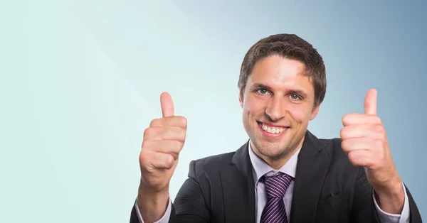 Hombre de negocios dos pulgares contra fondo azul — Foto de Stock