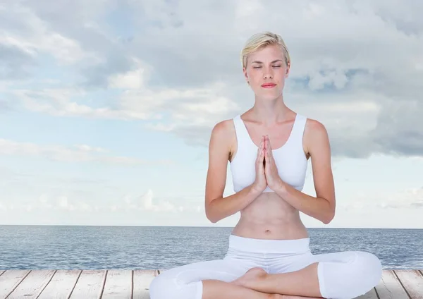 海で女性瞑想 — ストック写真