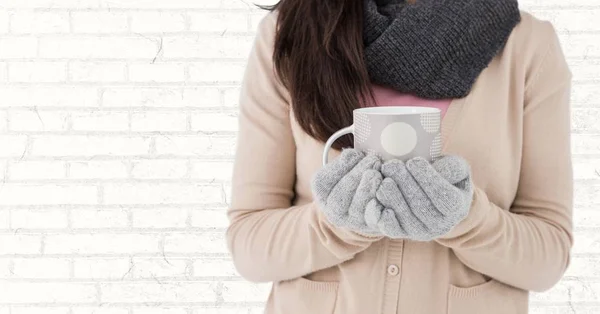 Mulher seção meio com caneca de bolinhas contra parede de tijolo branco — Fotografia de Stock