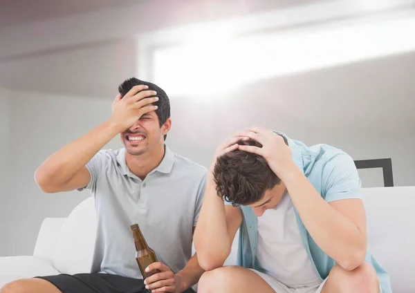 Los hombres viendo deporte en el sofá decepcionado molesto con la cerveza — Foto de Stock