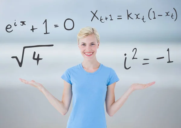 Жінка вибирає або вирішує математичні рівняння з відкритими долонями — стокове фото