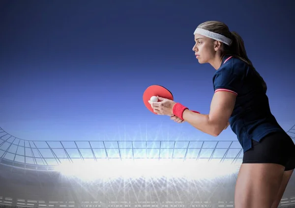 乒乓球运动员反对体育场与明亮的灯光和暗蓝的天空 — 图库照片