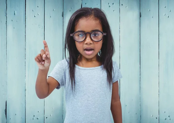 Chica con gafas contra panel de madera azul — Foto de Stock