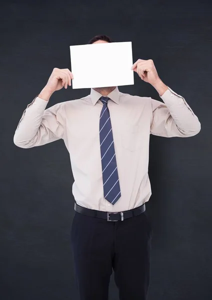 Affärsman som innehar kortet över ansiktet — Stockfoto