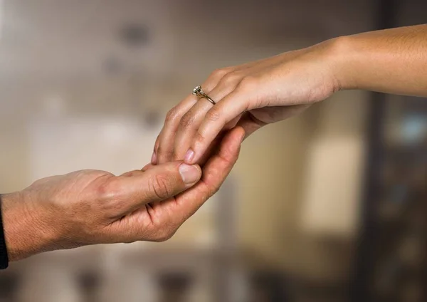 Boda pareja comprometida cogida de la mano con fondo borroso — Foto de Stock