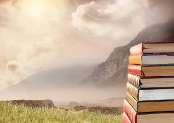 Boeken door berg sky gestapeld — Stockfoto