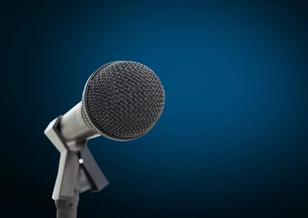 Mikrofon vor blauem Hintergrund — Stockfoto