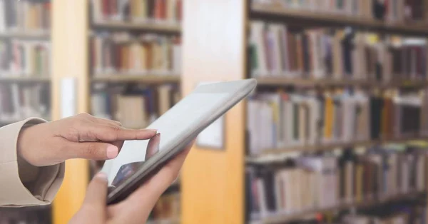 Mans mains touchant tablette dans la bibliothèque — Photo