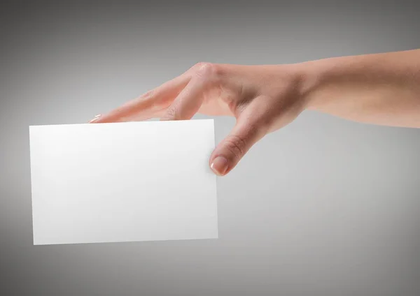 Mano con tarjeta en blanco sobre fondo gris —  Fotos de Stock