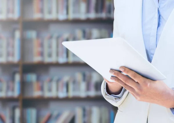 Femmes mains tenant tablette dans la bibliothèque — Photo