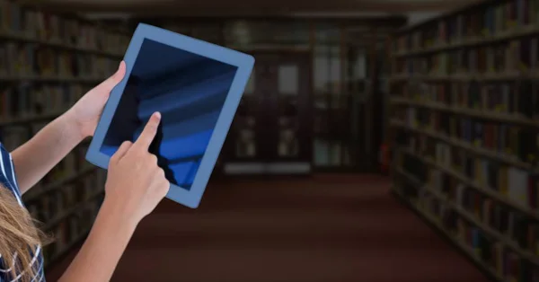 Mujeres manos tocando tableta en la biblioteca — Foto de Stock