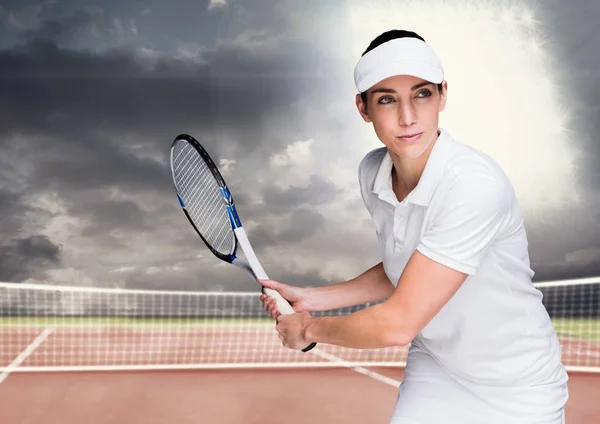 Теннисист на корте с ярким светом и темными облаками — стоковое фото