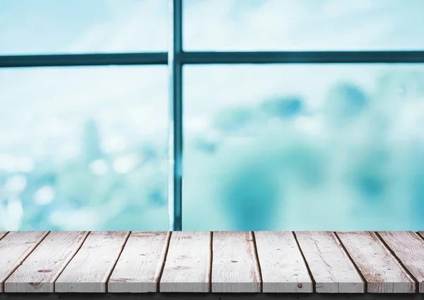 Стол из белого дерева против размытого голубого окна — стоковое фото
