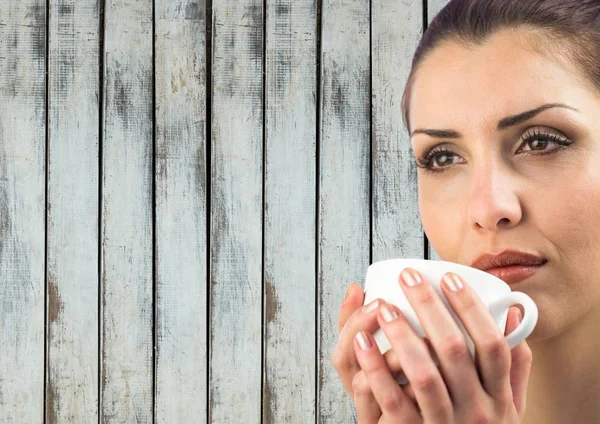 Ahşap panel karşı beyaz fincan içme kadının yakın çekim — Stok fotoğraf