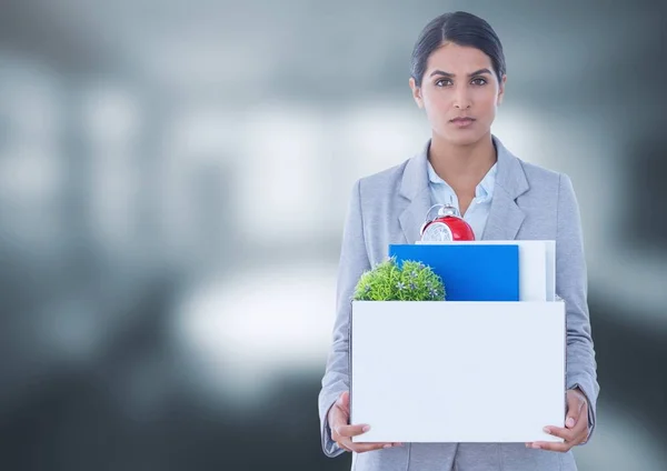 Traurige Frau mit Kiste voller Büroausrüstung arbeitslos — Stockfoto