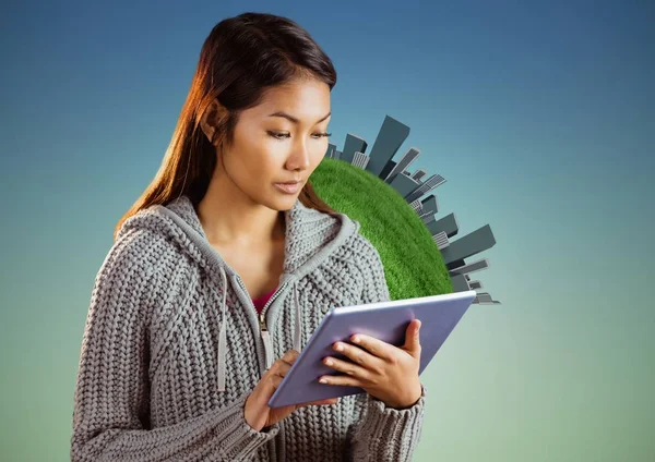 Vrouw met tablet tegen globe en gebouwen en blauwe groene achtergrond — Stockfoto