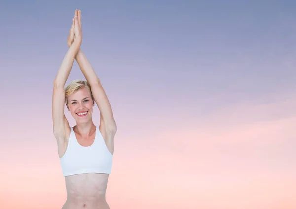 Frau meditiert friedlich Yoga im Dämmerhimmel — Stockfoto