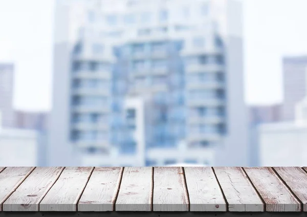 Witte houten tafel tegen wazig gebouw — Stockfoto