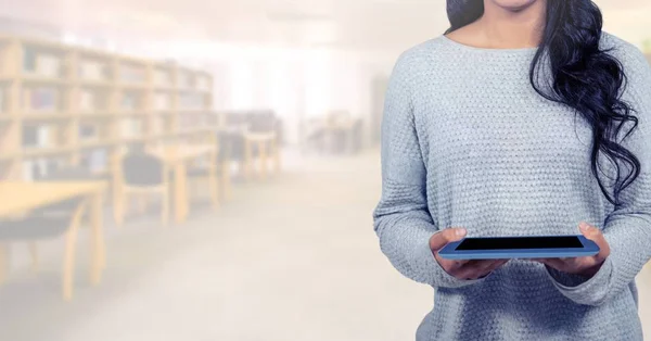 Mujer con tableta en Biblioteca —  Fotos de Stock