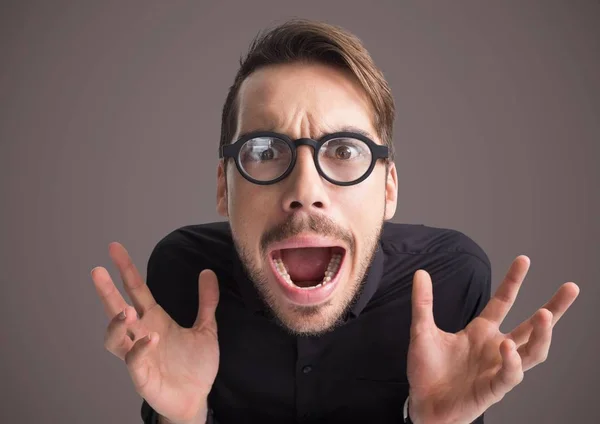 Homme stressé hystérique avec fond violet — Photo