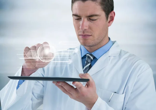 Hombre en bata de laboratorio con tableta e interfaz blanca — Foto de Stock