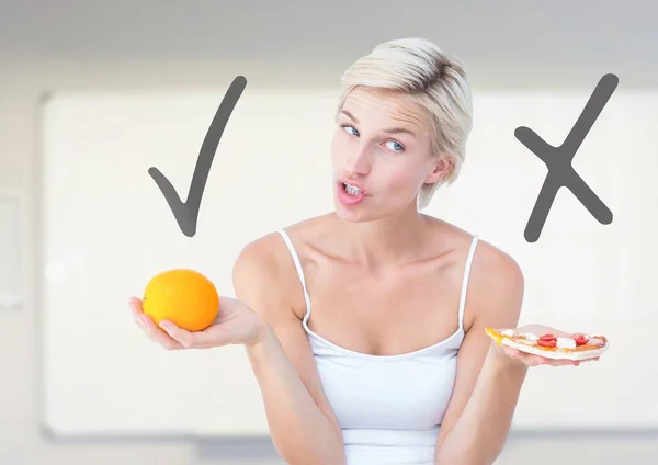 Γυναίκα επιλέγοντας ή να αποφασίσει τροφίμων με ανοιχτή παλάμη με τον κρότωνα και X σωστό ή λάθος — Φωτογραφία Αρχείου