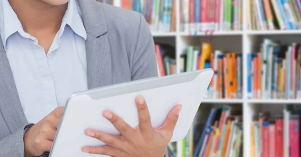 Kvinnans händer på tablett i biblioteket — Stockfoto