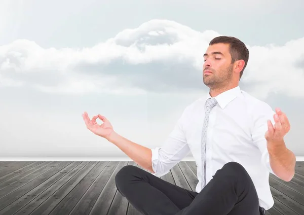 Человек, медитирующий на облаках — стоковое фото