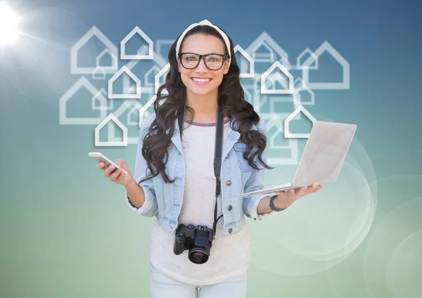 Kvinna med telefon och laptop — Stockfoto