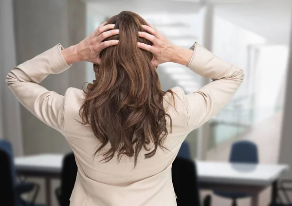 Vrouw in kantoor vergaderzaal benadrukt — Stockfoto