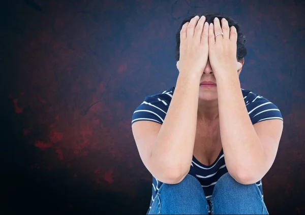 Smutná žena s rukama nad hlavou modré pozadí — Stock fotografie