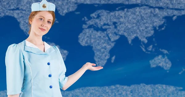 Stewardess met uitdelen tegen kaart met wolken en blauwe achtergrond — Stockfoto