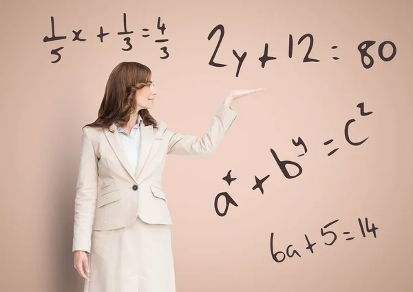 Femme avec main ouverte de la paume avec équations mathématiques — Photo